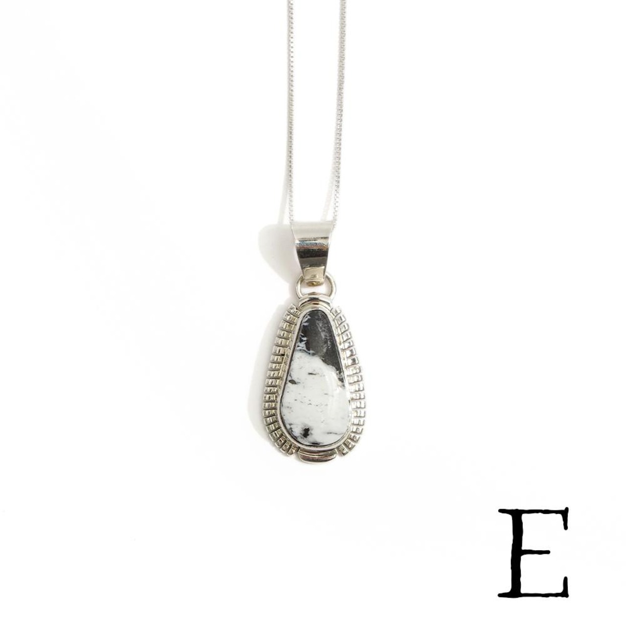 【INDIAN JEWELRY インディアンジュエリー】Navajo WHITE BUFFALO pendant Nila Johnson ナバホ ホワイトバッファローペンダント ニラ・ジョンソン作