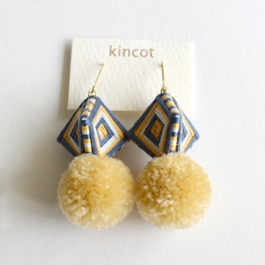 kincot　糸巻きポンポンピアス（スモーキーベージュ×ネイビー）