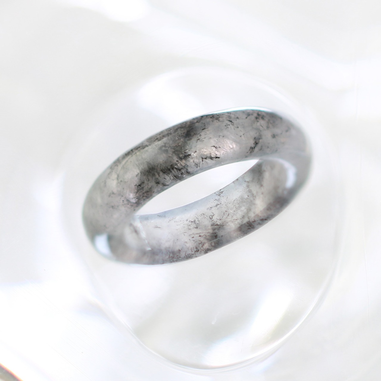 【10.5号】ブラックカラーの隙間からのぞかせる透明感がシックな装いにピッタリ！翡翠くり抜き甲丸リング A貨翡翠 jd_rg1740