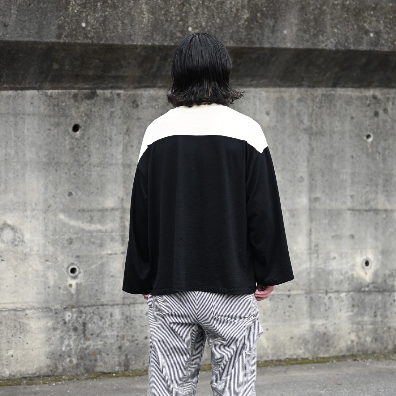 私物 YASHIKI(ヤシキ)、GANKO別注 ×Shirotsume V-neck Vest(kibata)、INTERIM(インテリム) EXTRA FINE MERINO WOOL JERSEY HYPER BIG FOOTBALL L/S TEEコーディネート