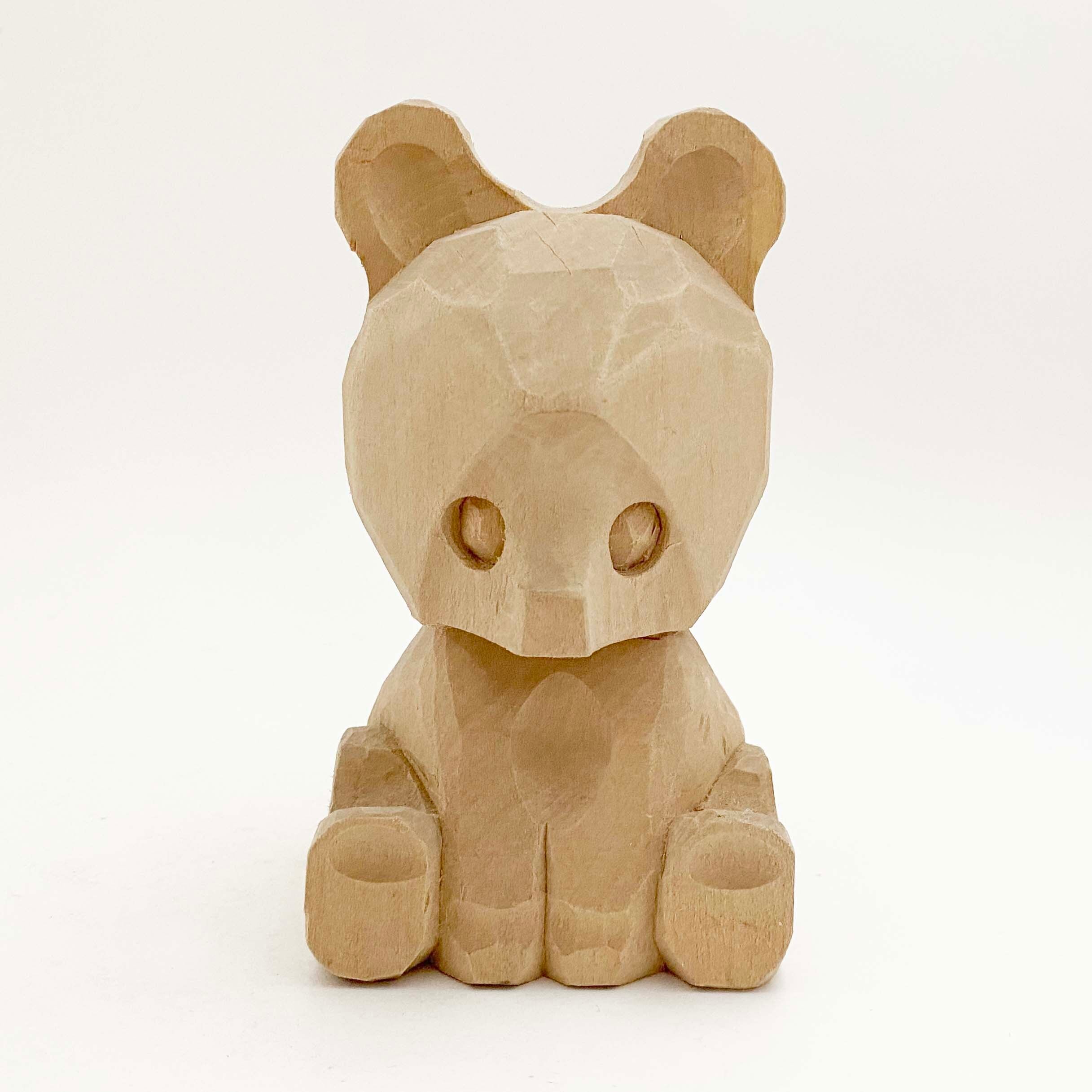 木彫り。一刀彫の熊