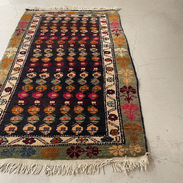 モロッコrug/手織り（1040㎜×650㎜フリンジ含まず40、70㎜)