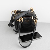 プラダ ダングル レザー トップハンドル ミニバッグ ブラック レザー