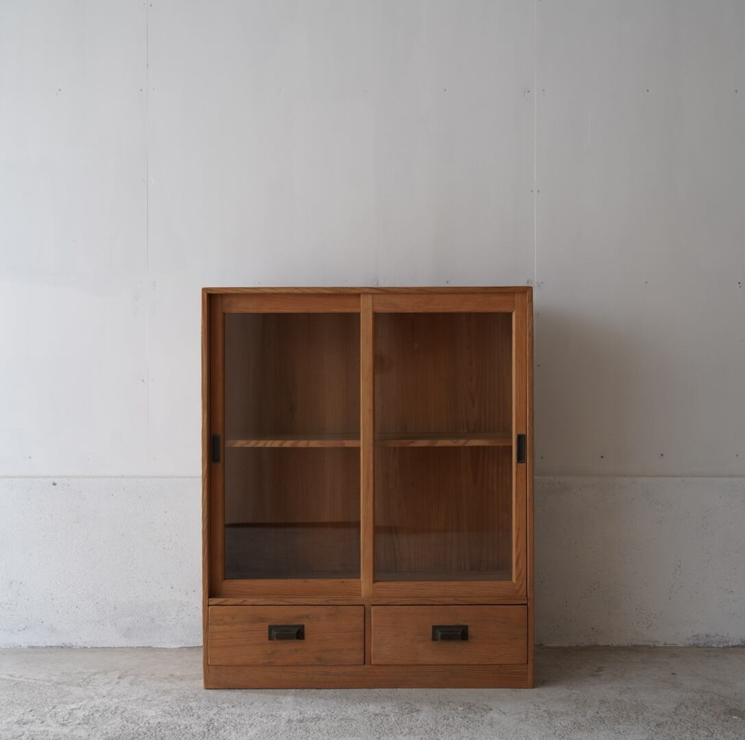 ガラス引き戸のキャビネット