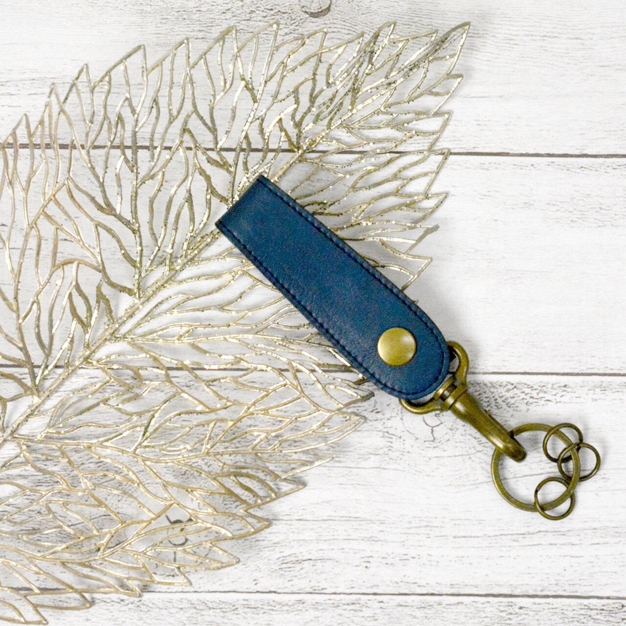 山葡萄のツルで編んだスマホショルダー　藍染　襤褸　漆塗りボタン　藍染キーホルダー 山葡萄のツルで編んだスマホショルダー 藍染 襤褸 漆塗りボタン 藍染