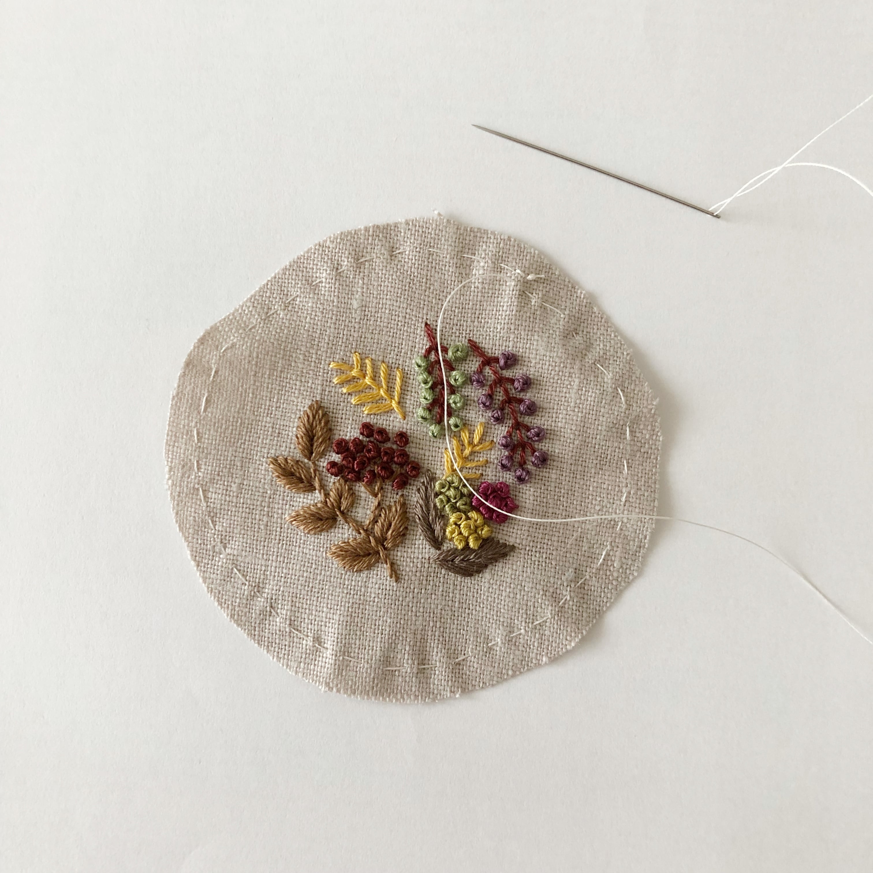 刺繍ブローチ　お花と木の実①  中サイズ2個セット