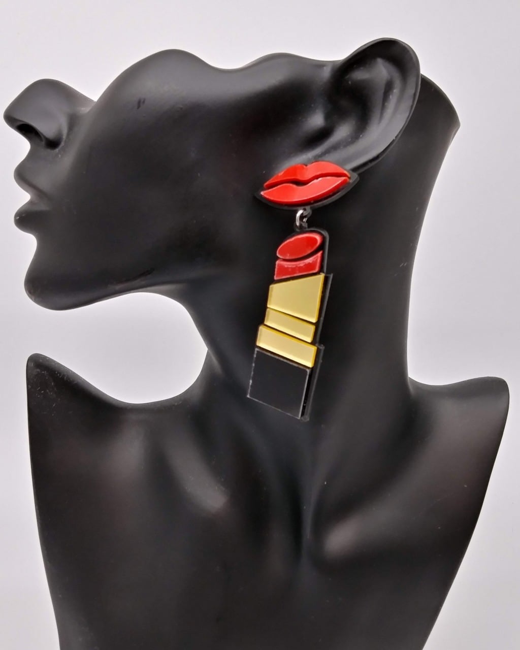 唇にリップスティック ピアス イヤリング ホット レッド リップ 口紅