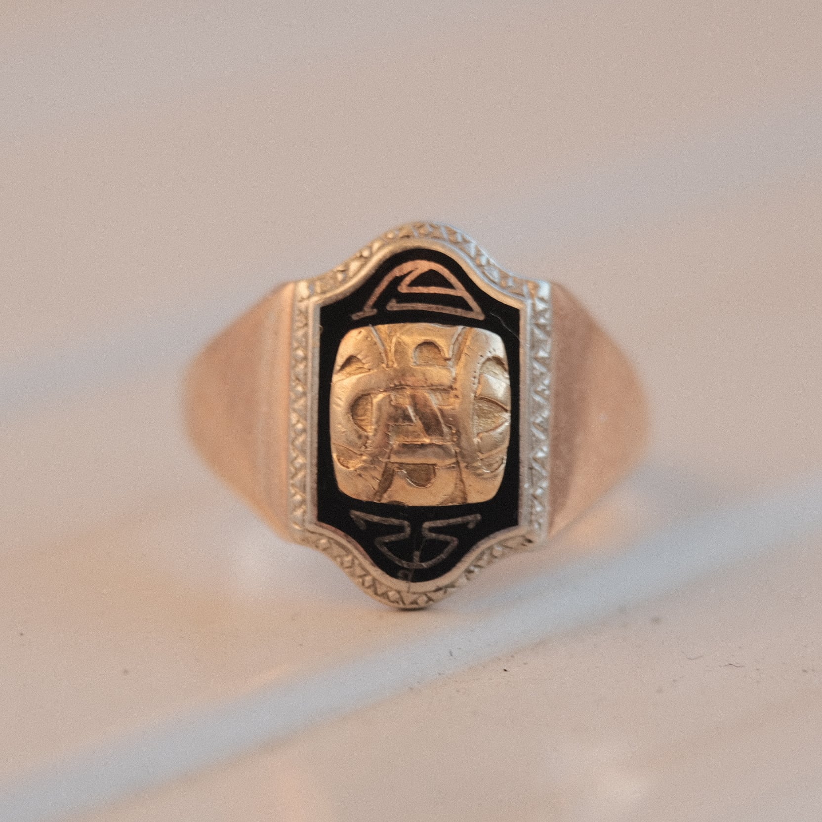 Vintage gold and onyx Playboy signet ring | H2 Vintage
