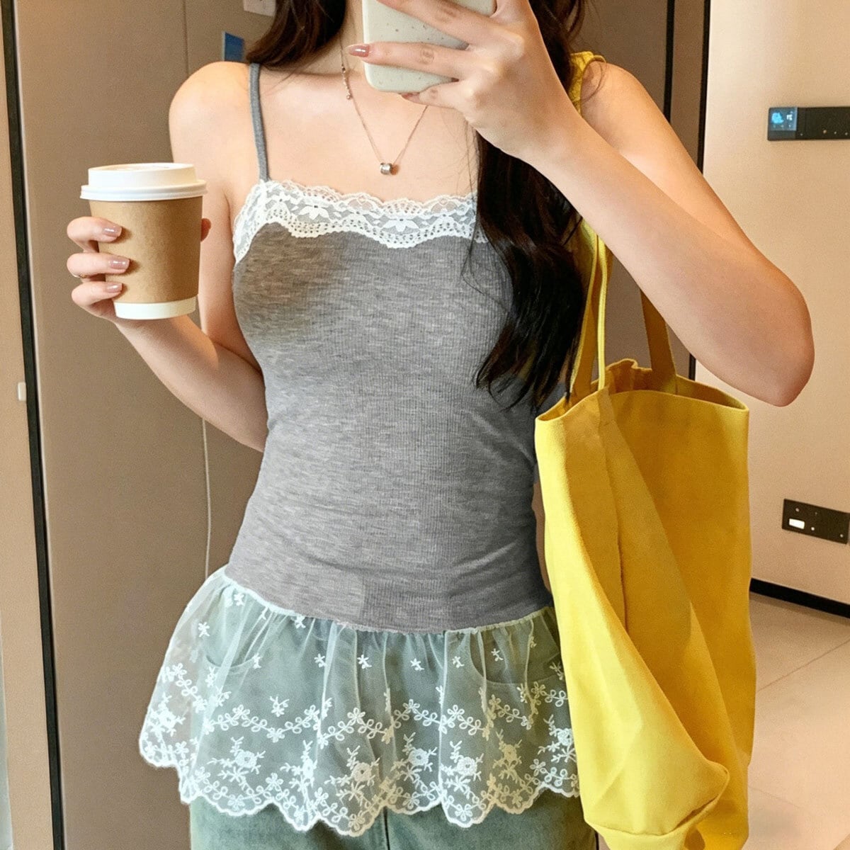裾レース キャミソール カップ付き レディース 春夏 韓国 インナー トップス きれいめ おしゃれ 大人 かわいい 重ね着 レイヤード 柔らかい ブラキャミ ノースリーブ フェミニン 大人可愛い 大人女子