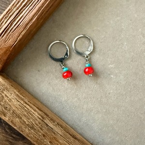 【ｻｰｼﾞｶﾙｽﾃﾝﾚｽ：ｼﾙﾊﾞｰ】ホワイトハーツビーズレッド×ターコイズ ピアス