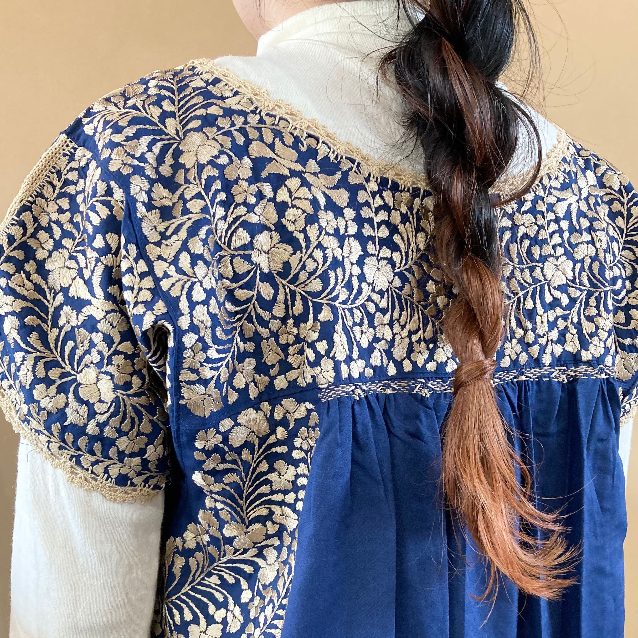 サンアントニーノ 刺繍ワンピース【ネイビー × シャンパンゴールド