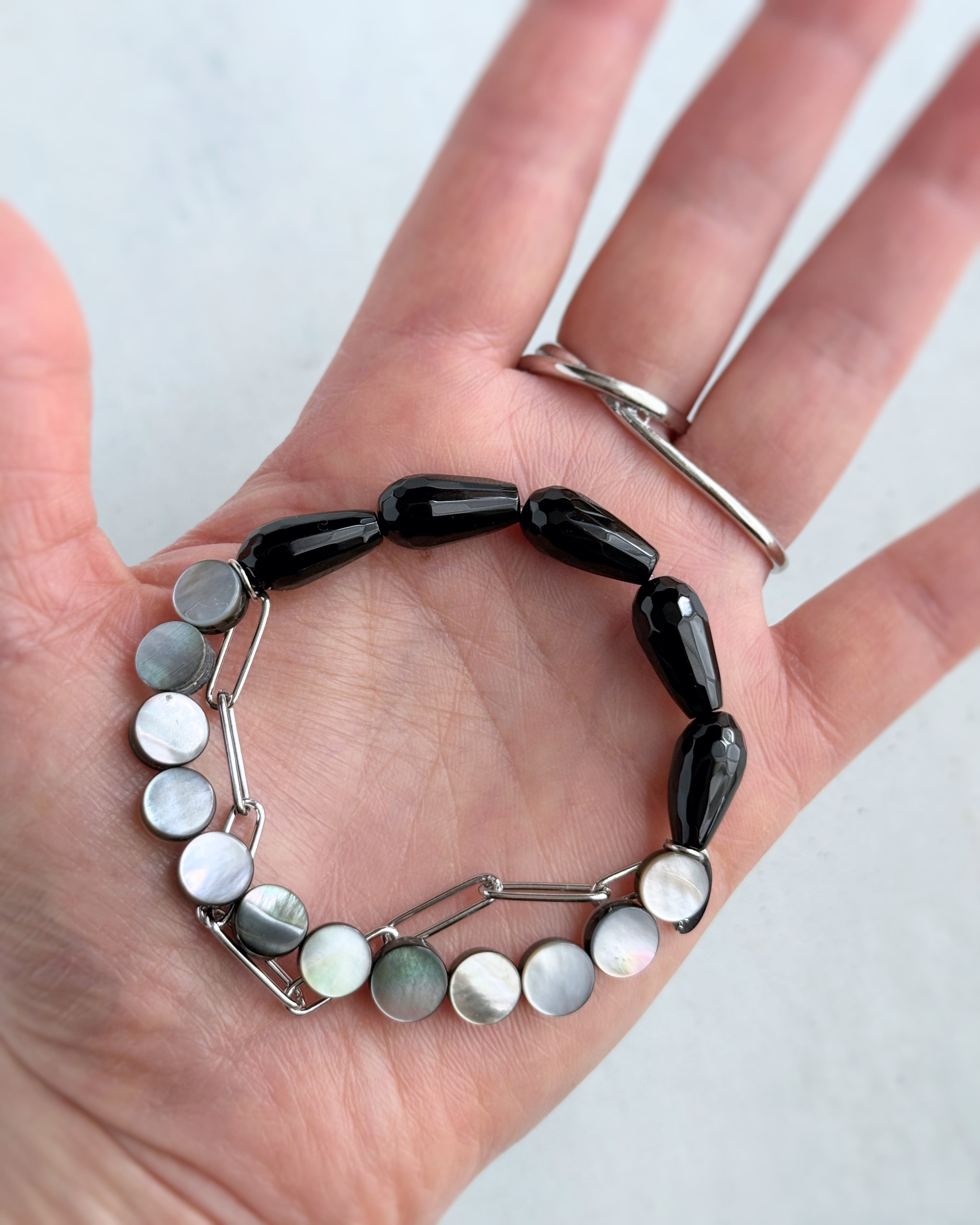 Chain & stone bracelet(オニキス×シェル)