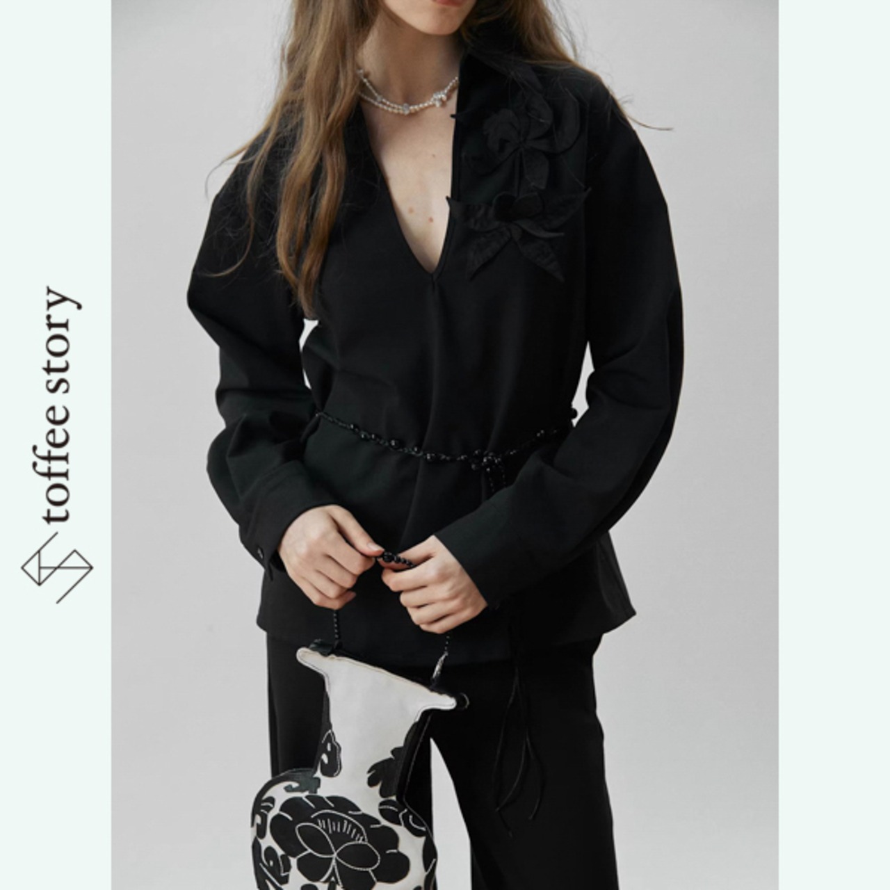 夜更けの花が息づく影：ブラックVネックシャツ《XU0262》