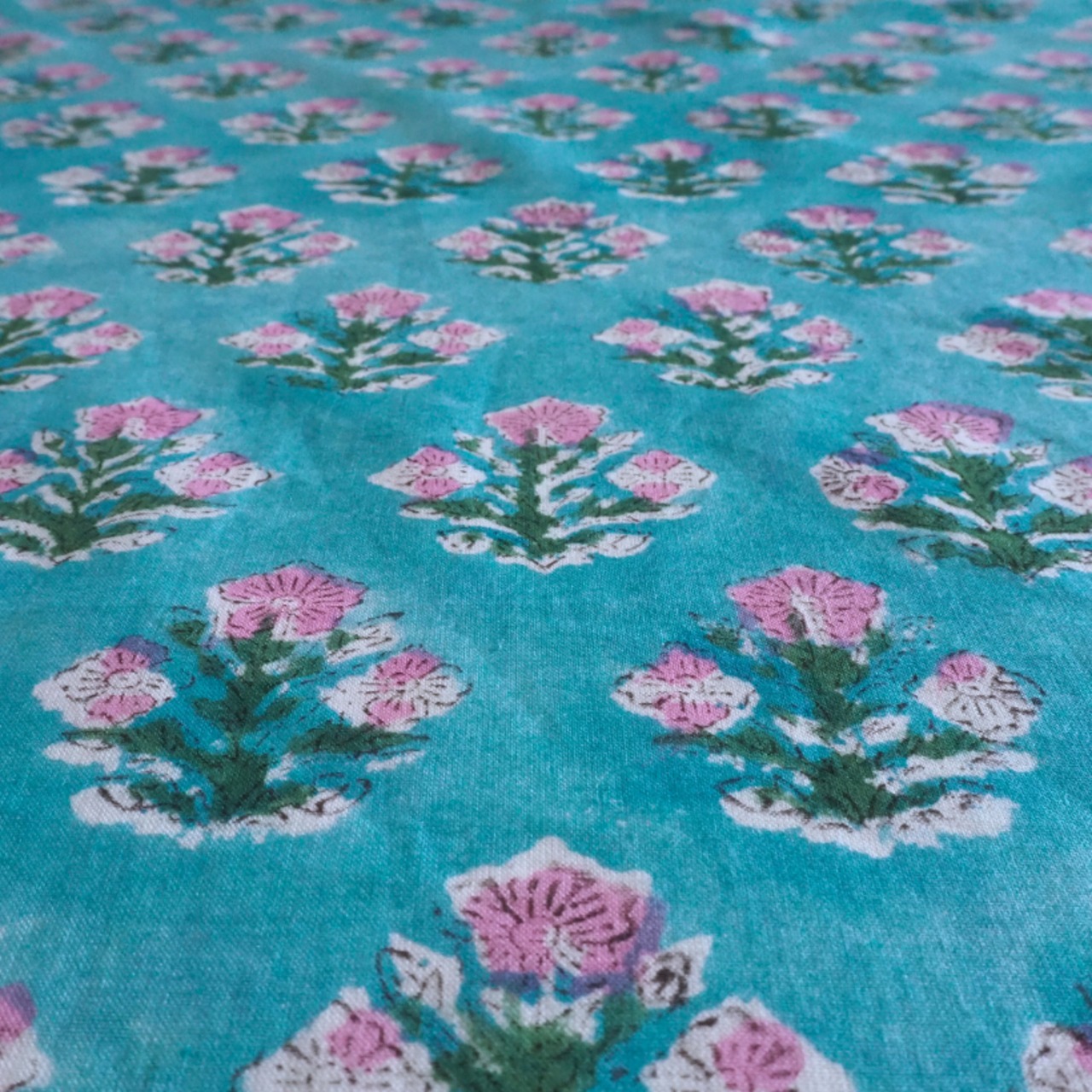 ブロックプリント生地【50cm単位】インド綿  小花柄 ターコイズブルー×ピンク#57931-BL2