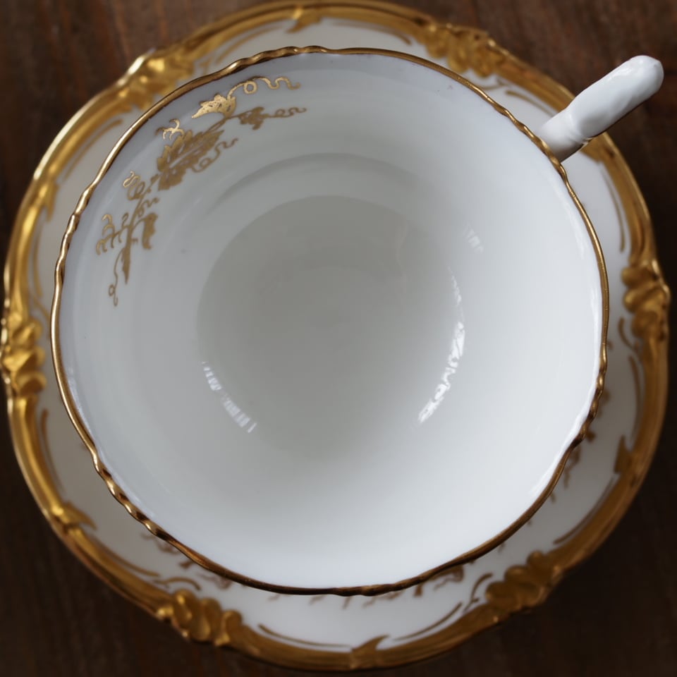 英国コウルドン　白磁と金彩が織りなす気品　キングスプレート　カップ＆ソーサー 英国コウルドン 白磁と金彩が織りなす気品 キングスプレート カップ
