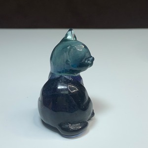 レインボーホワイトカルサイト×ちょこんと座っている可愛いねこさん・フローライトねこ