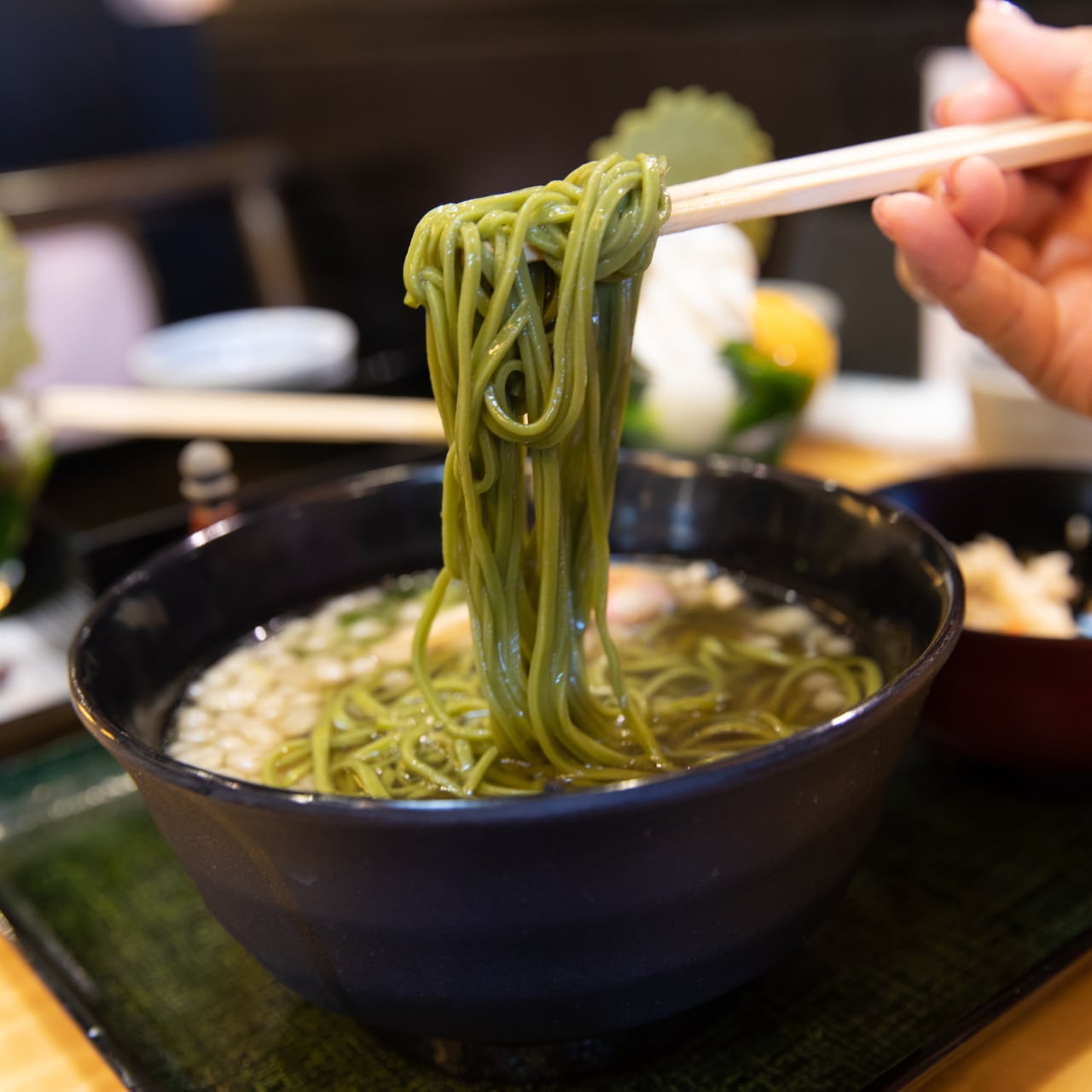 コンドレ麺／グルテンフリー且つ、アレルゲンフリー。有機コンドレ（朝鮮アザミ）の蒸しとほぐしの熟成を経たコンドレと玄米で作った乾麺です。色・香り・味・栄養がたっぷり凝縮しています