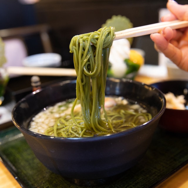 有機コンドレ麺／グルテンフリー且つ、アレルゲンフリー。有機コンドレ（朝鮮アザミ）の蒸しとほぐしの熟成を経たコンドレと玄米で作った乾麺です。色・香り・味・栄養がたっぷり凝縮しています