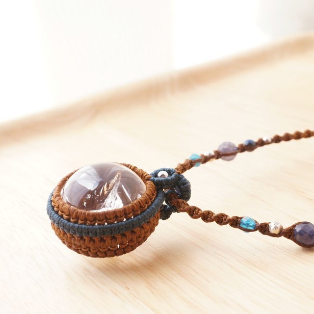 アイリスクォーツ(レインボークリスタル)のマクラメネックレス ~湖畔~