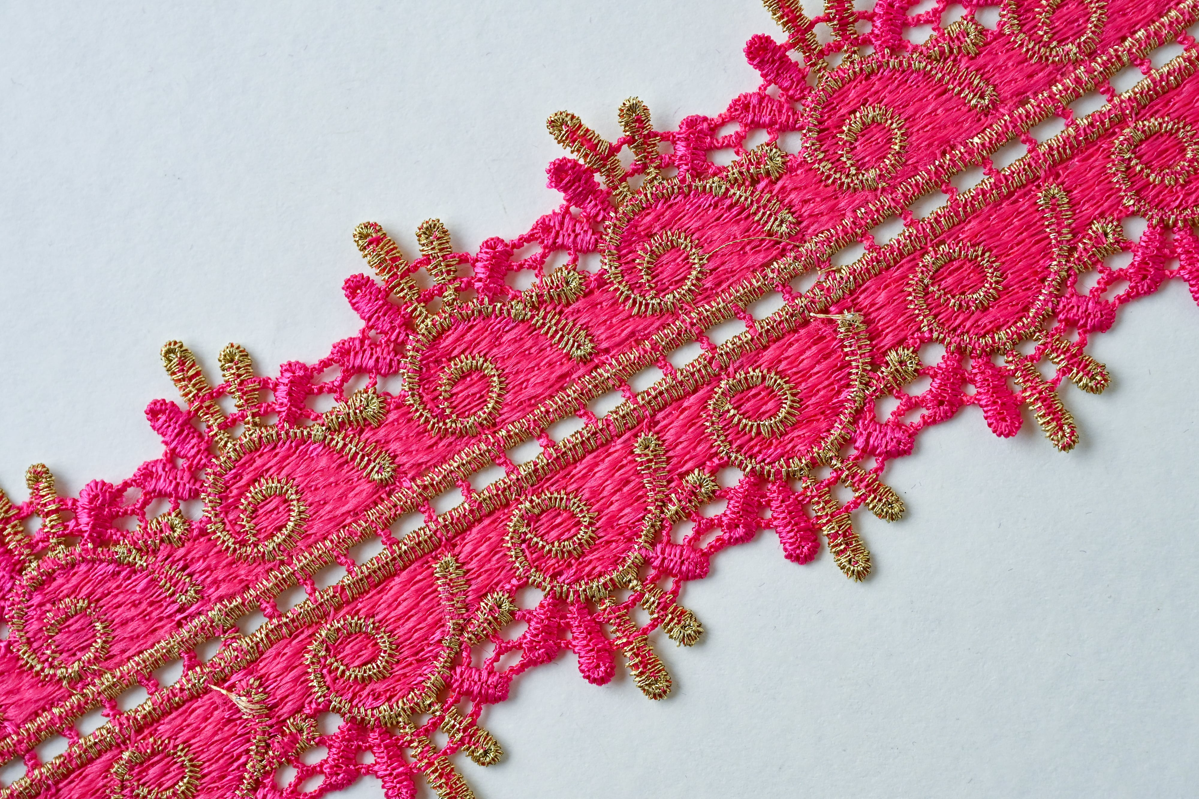 ピンク×ゴールドの刺繍レースリボン（幅5.5センチ・1メートル