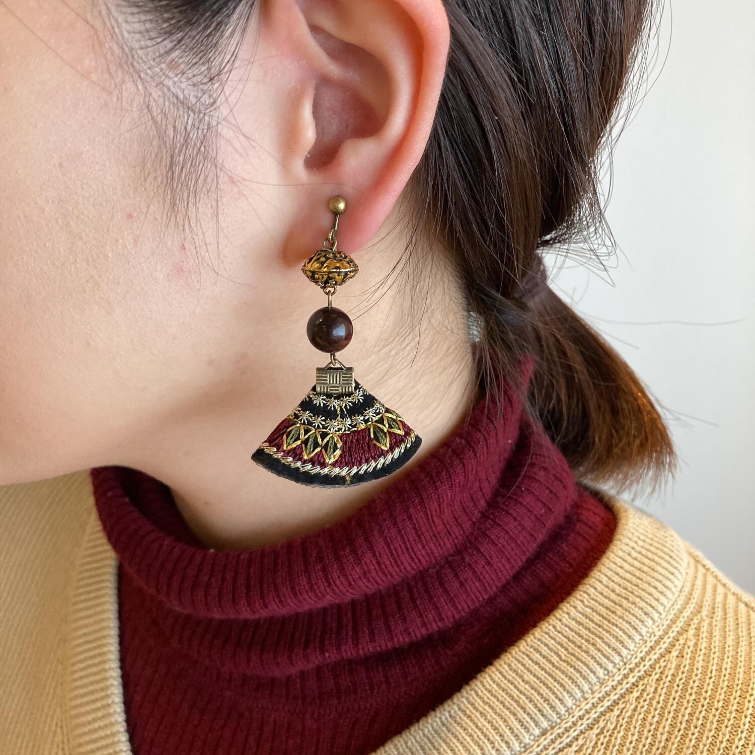 インドビーズとボルドー刺繍モチーフの〈ピアス/イヤリング〉 | Dua-アクセサリーパーツショップ
