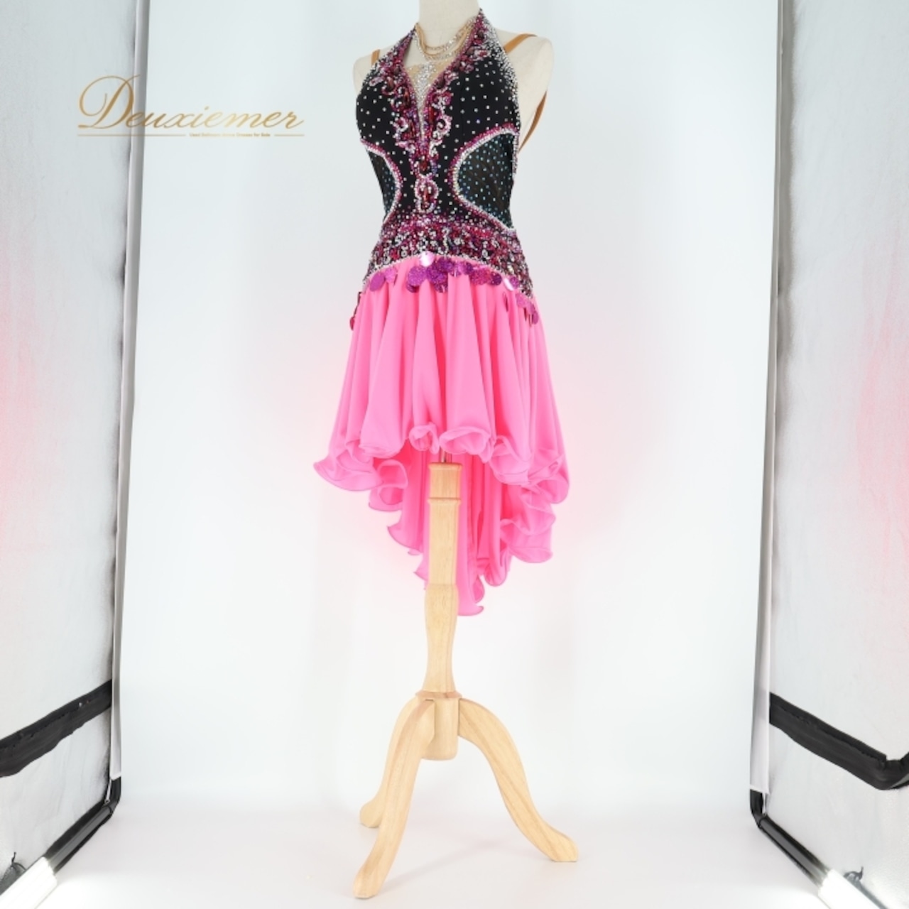 社交ダンス 衣装 ラテン ドレス ワンピース 黒 ピンク デモ 競技 ダンス パーティ 発表会 フリル 豪華 かわいい 華やか 日本製 ブラック系 ピンク系 ドレッシー 発表 おしゃれ 踊りやすい パーティー 社交ダンス衣装 レディース ステージ衣装