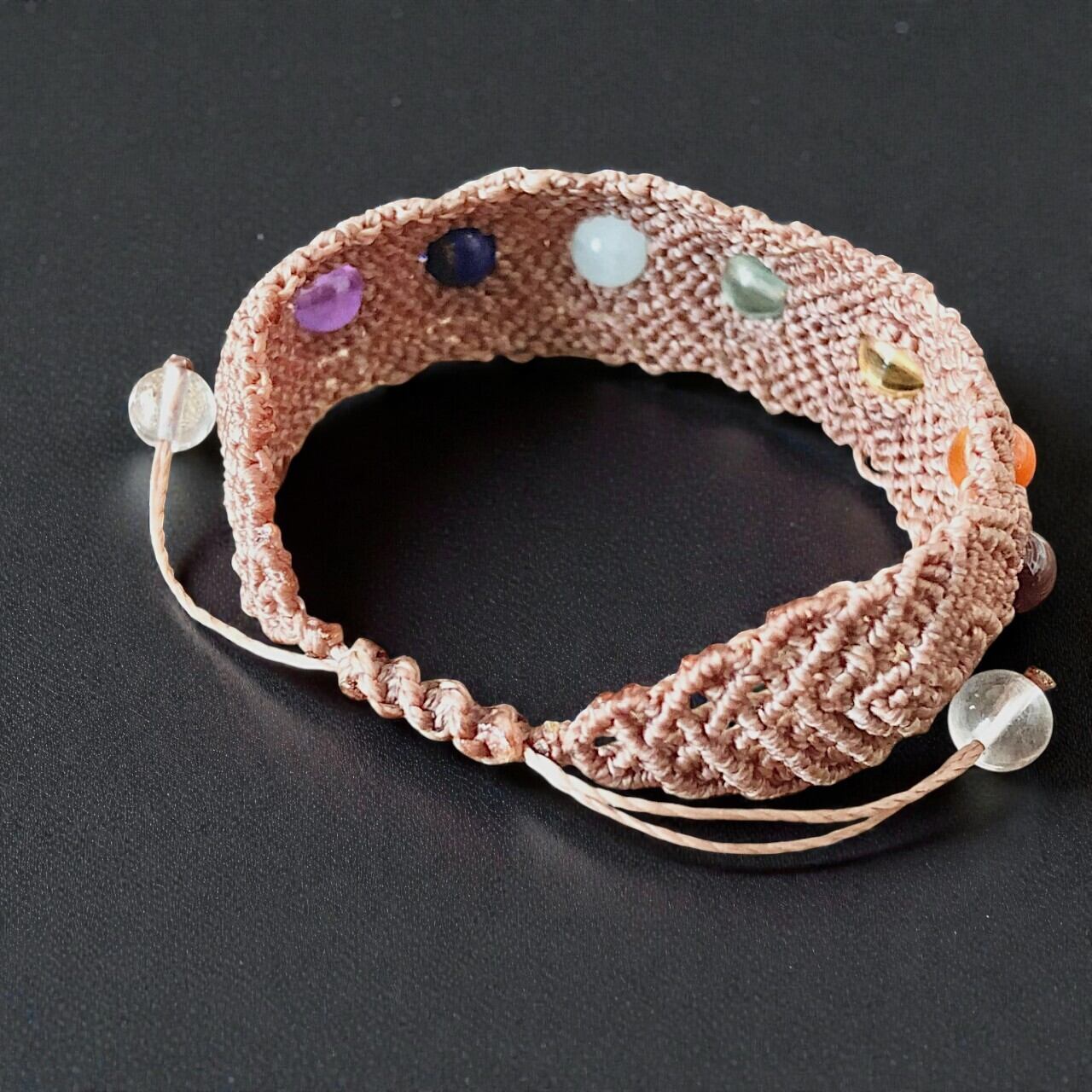 七色天然石のマクラメブレスレット – 気分と運気を整えるお守り【送料