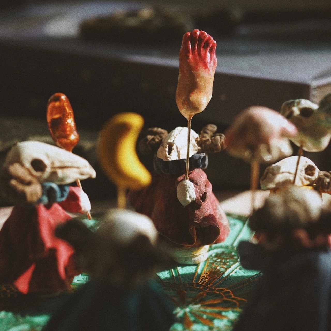 Hand-held doll of a colored bone sheep 【feet】