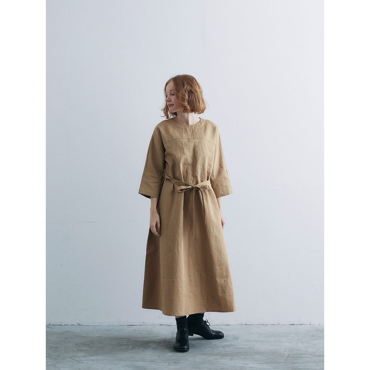 MAGALI コットンヘンプ.ウェザー バックボタンワンピース ベージュ 