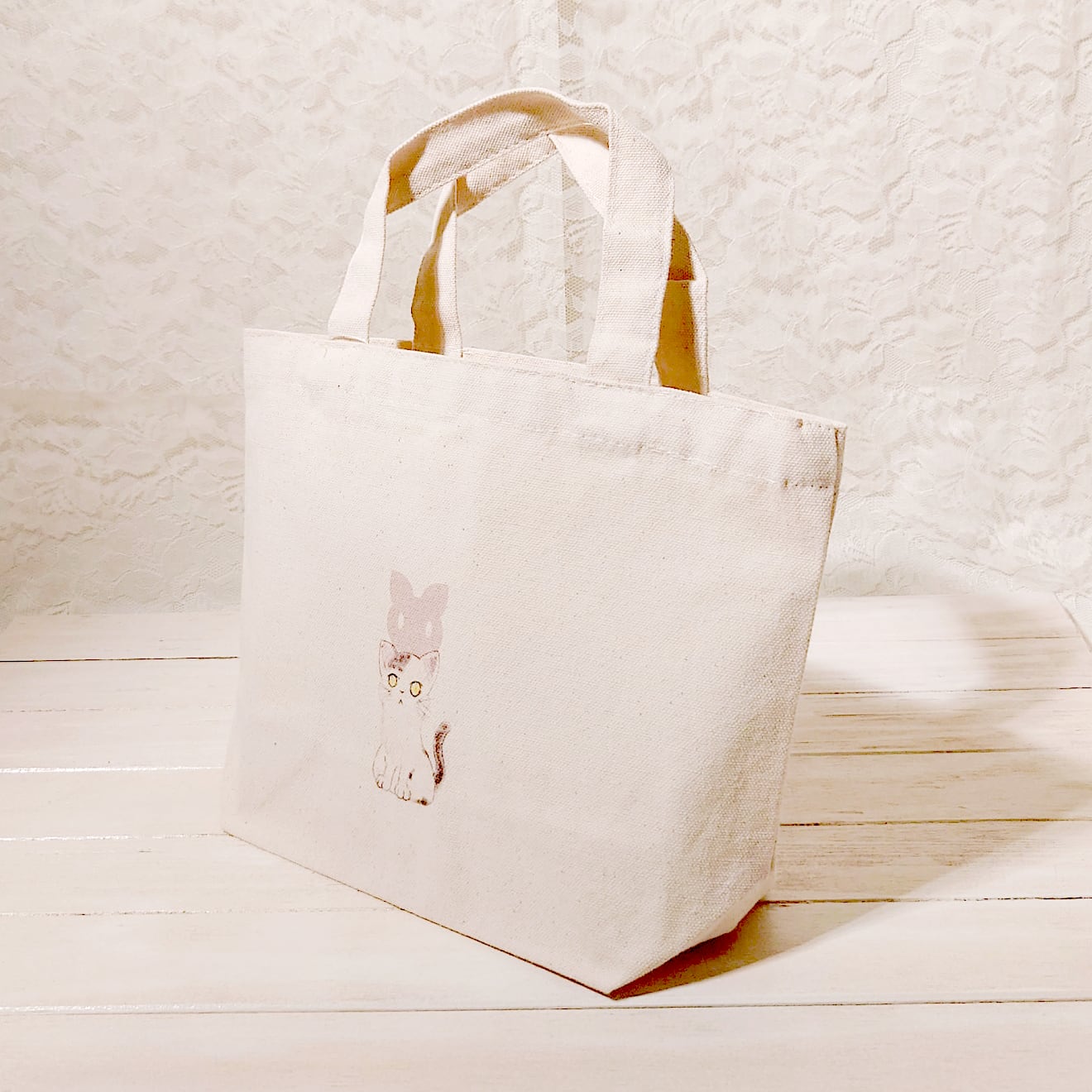 無言の威圧感を漂わせる猫ちゃんのトートバッグ