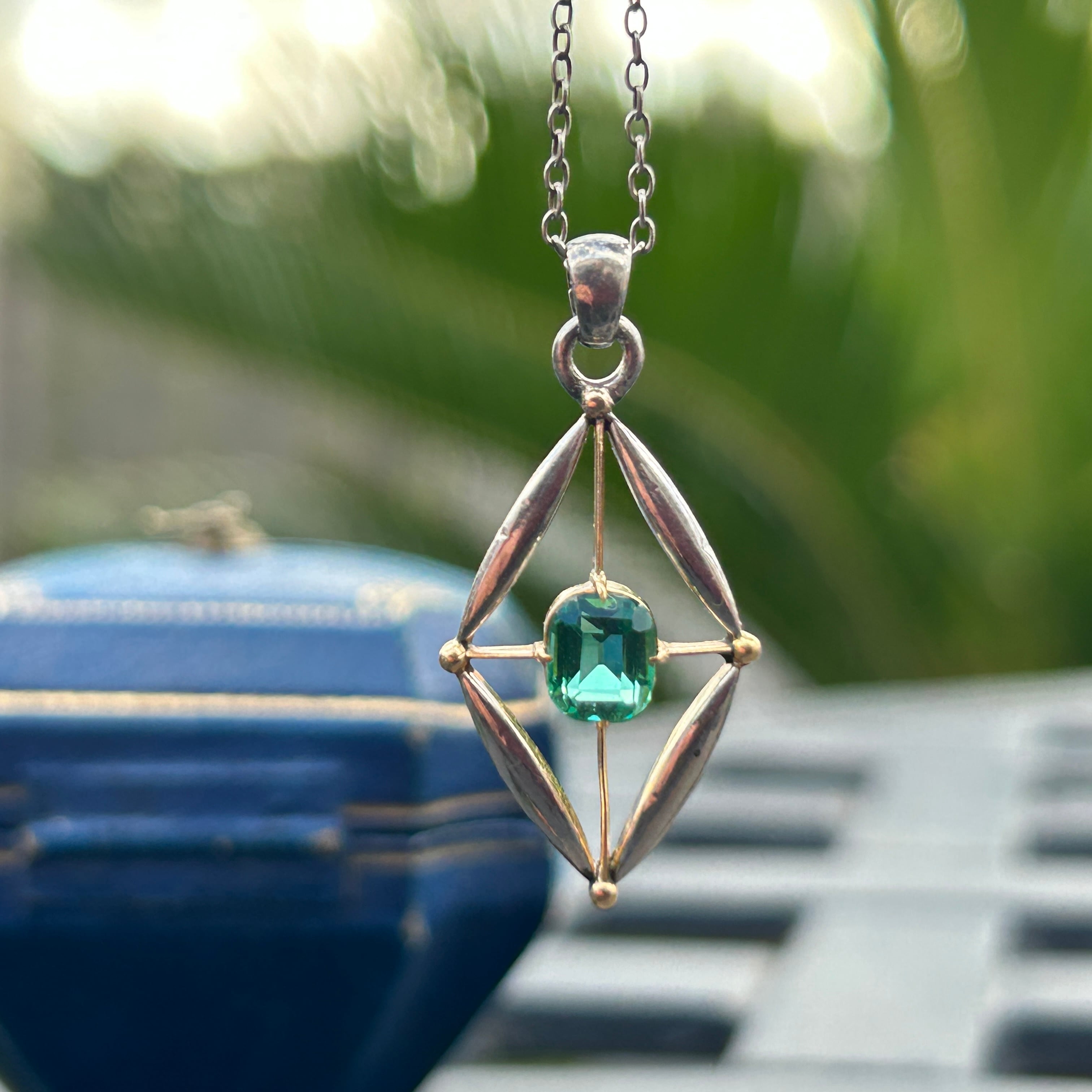 アンティーク　18金　短鎖飾りを使ったペンダントtop