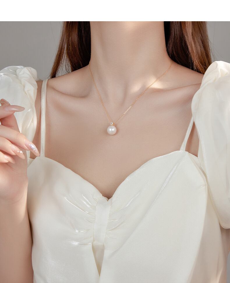 デコルテを華やかに彩る、上品なクラシックな輝きを放つ一粒 デコルテを華やかに彩る、上品なクラシックな輝きを放つ一粒