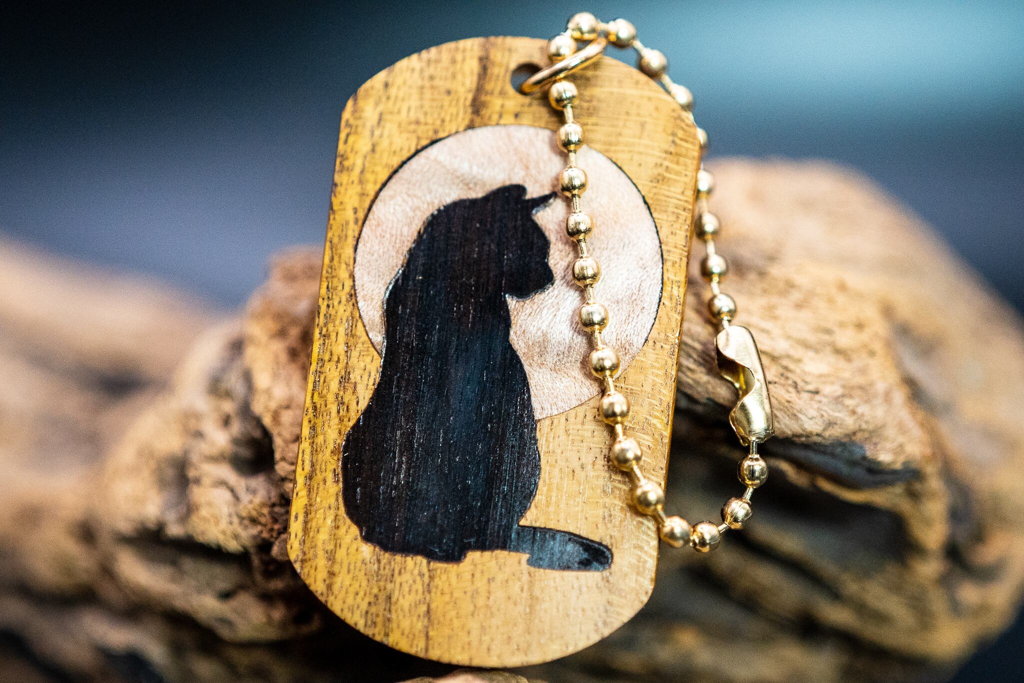 【黄金の木】 御蔵島 金桑 ドッグタグ 象嵌 満月と横を向く猫