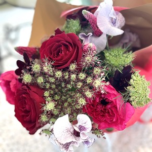 【3/14 ホワイトデー】季節のお花のブーケ(レッド)