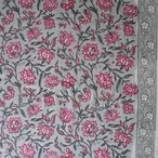 ブロックプリント生地【50cm単位】インド綿  片耳デザイン付き 花柄 グレー×ピンク #46095-GY1