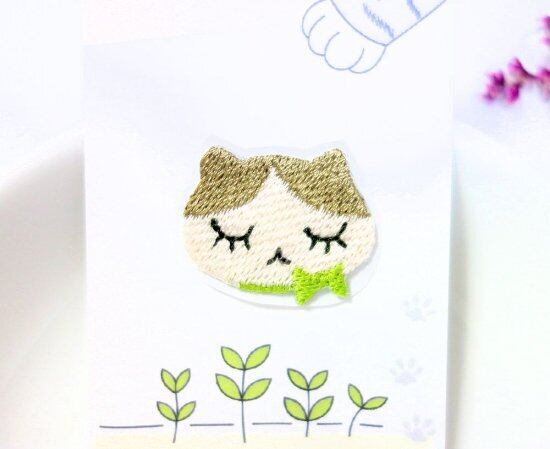 シールにもなる猫の刺繍ワッペン◆ねこだるま　ハチワレモカ