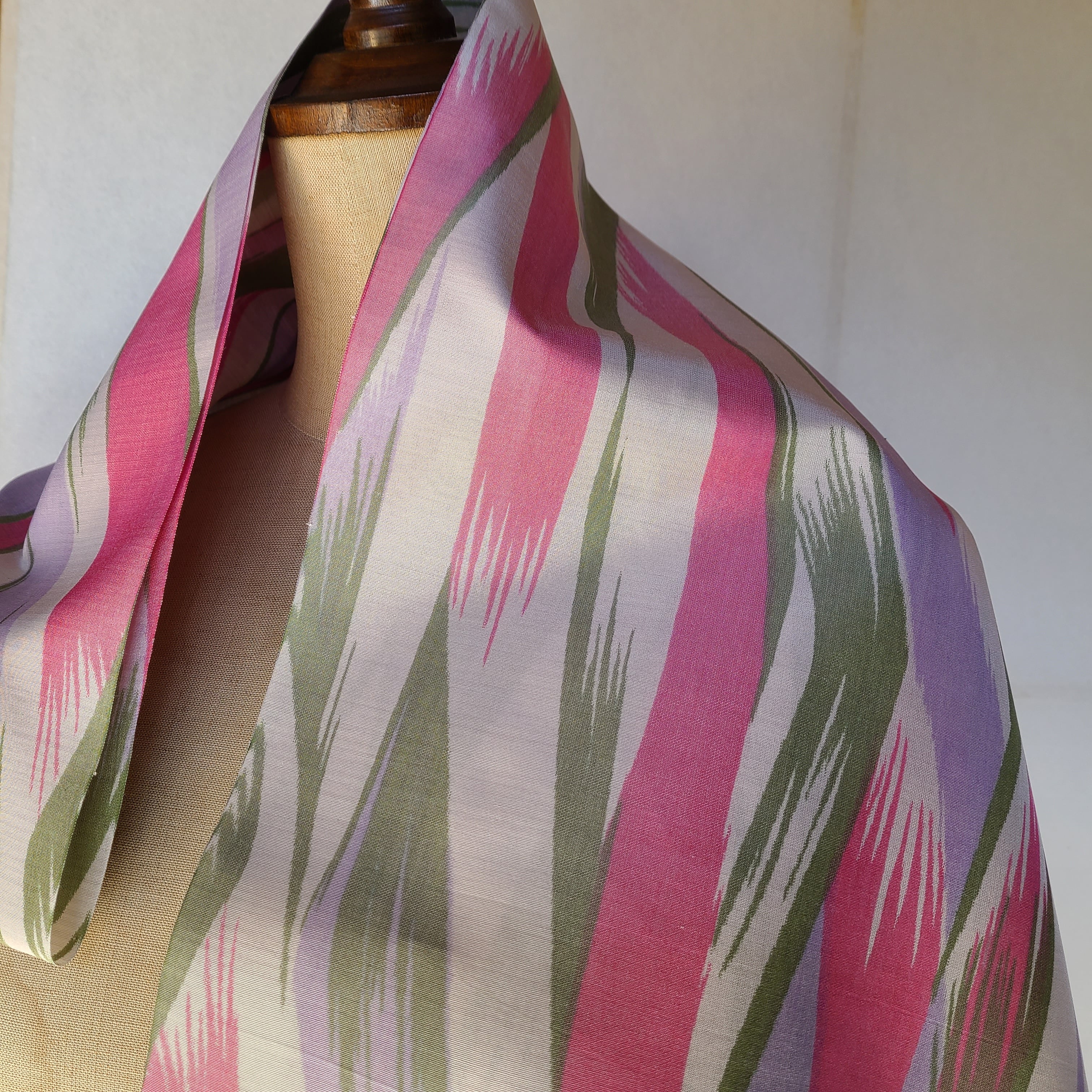 秩父銘仙SILKスカーフ〈幾何学柄ピンク〉 | 秩父織塾工房横山