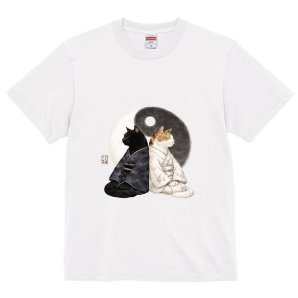 「陰陽に寄り添う、三毛の雅」 Tシャツ 半袖 /"Elegant Calico Cat Embracing Yin and Yang" T-shirt (Short Sleeve)