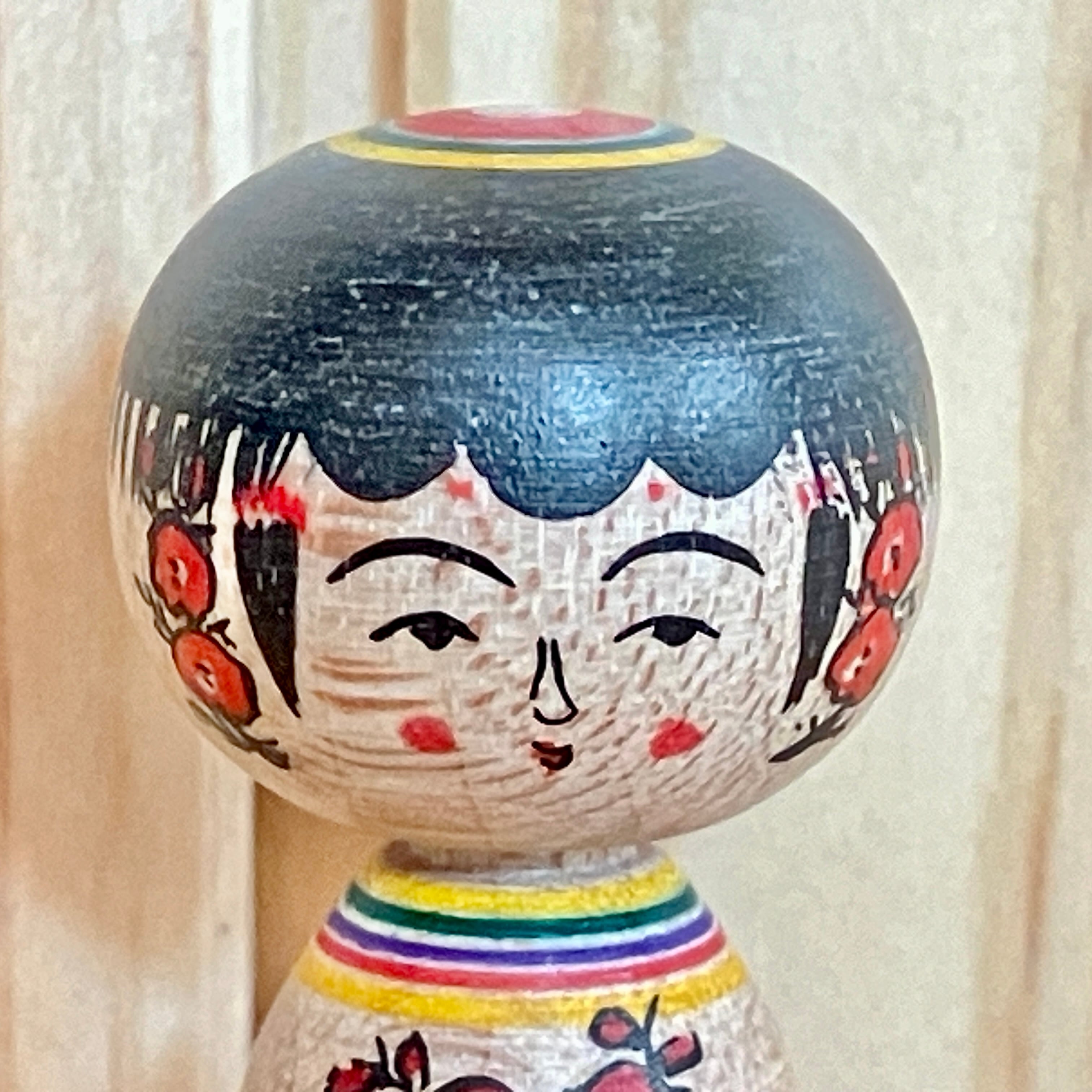 佐藤誠孝工人：弥治郎系】 極小寸 こけし 赤黄青：1.5寸 4.5cm