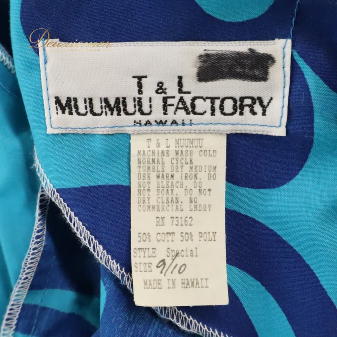 フラダンス 衣装 MUU MUU FACTORY ムームーファクトリー ワンピース ブルー系 モンステラ柄 花柄 植物柄 ハワイアンプリント ハワイアン アロハ フラ ダンス レッスン 練習 フリル 青 紺 ネイビー系 ハワイアンダンス 華やか 鮮やか かわいい おしゃれ 上品 さわやか ハワイ製