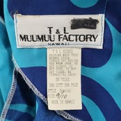 フラダンス 衣装 MUU MUU FACTORY ムームーファクトリー ワンピース ブルー系 モンステラ柄 花柄 植物柄 ハワイアンプリント ハワイアン アロハ フラ ダンス レッスン 練習 フリル 青 紺 ネイビー系 ハワイアンダンス 華やか 鮮やか かわいい おしゃれ 上品 さわやか ハワイ製
