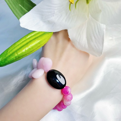 ピンク×黒の色彩で大人フェミニン!手元に花咲くパワーストーンブレスレット<ピンクアゲート×ピンクのクラックメノウ×オニキス>