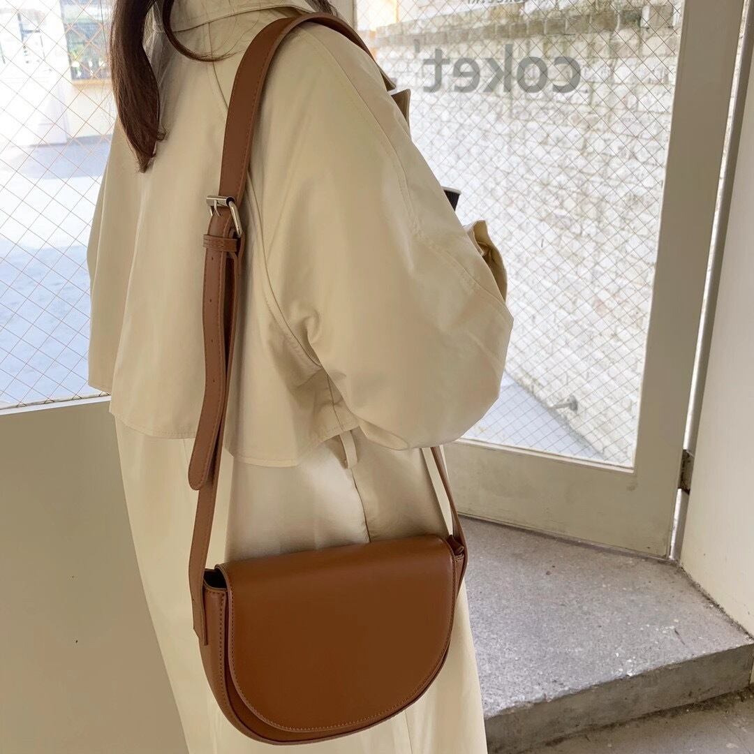 セミサークルショルダーバッグ