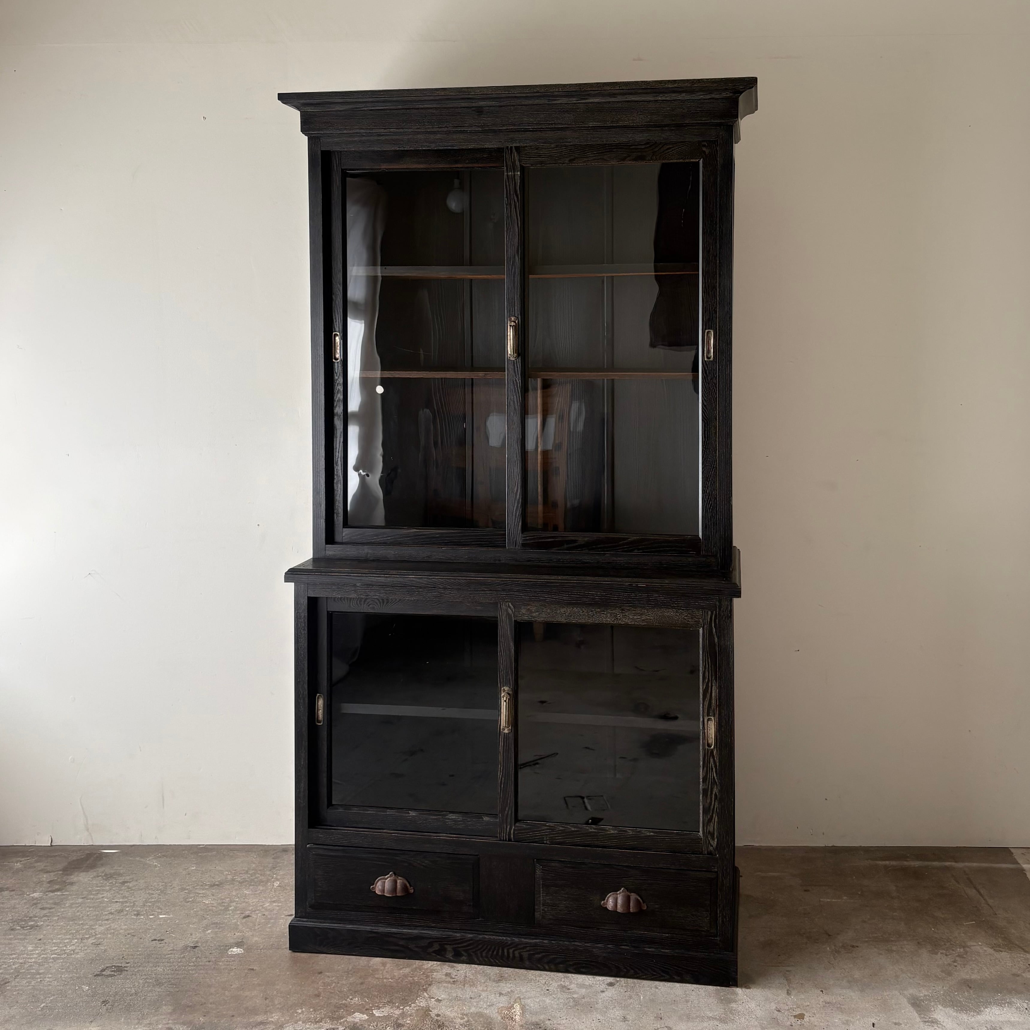 黒塗りの食器棚　1097