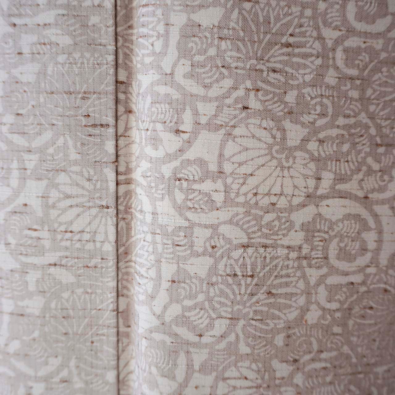 【袷】桜鼠色×生成色 葵唐草文 ぜんまい紬