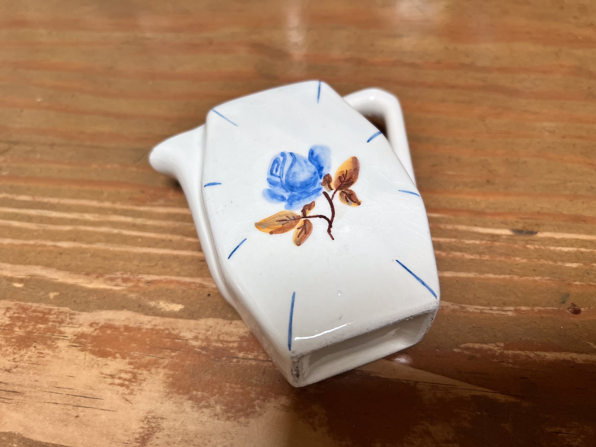 ブルーの花がかわいい陶器の小さなピッチャー フレンチアンティーク ブロカント