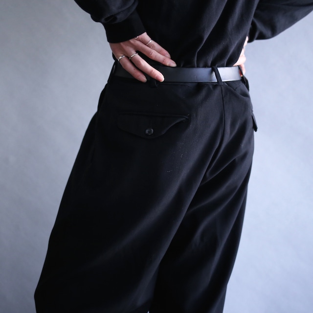 2-tuck tapered silhouette black wide slacks