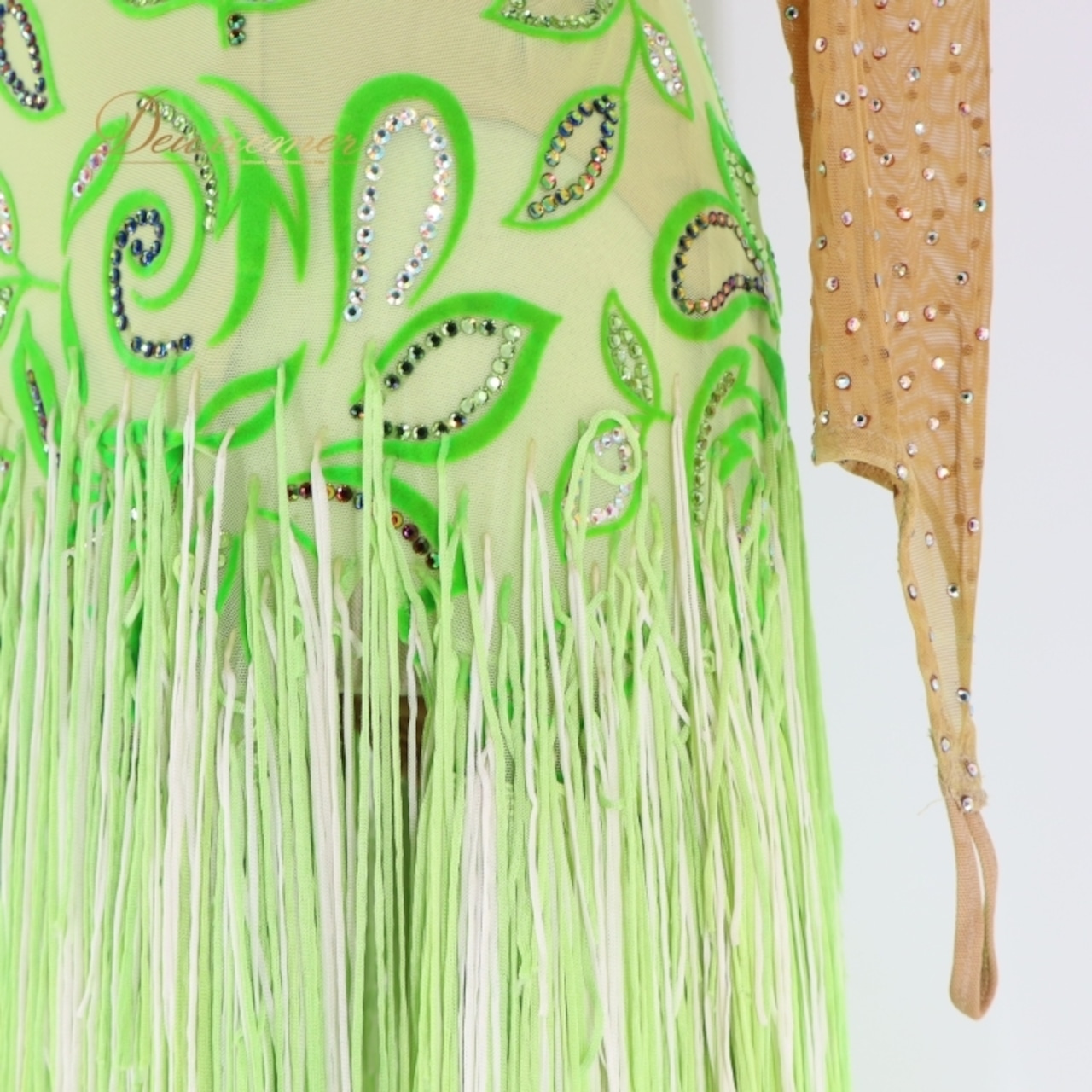 社交ダンス 衣装 チャコット Chacott ラテン ワンピース ラテンドレス 緑 黄緑 ベロア フリンジ グリーン系 長袖 デモ 競技 ダンス パーティ 発表会 キラキラ おしゃれ おすすめ かわいい 女性用 日本製 サイズM 競技用 衣装デザイン