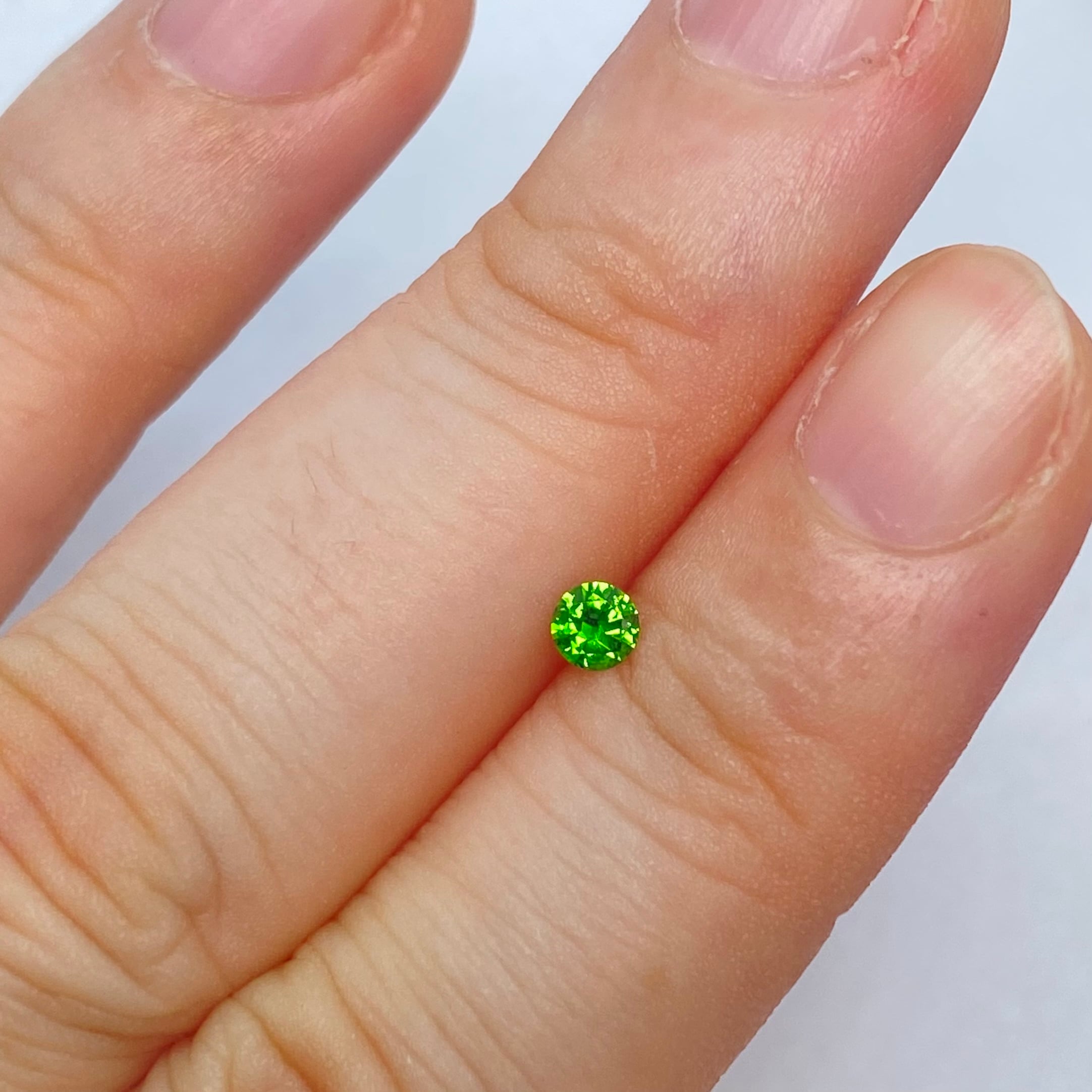 トップカラークオリティのロシア産デマントイドガーネット