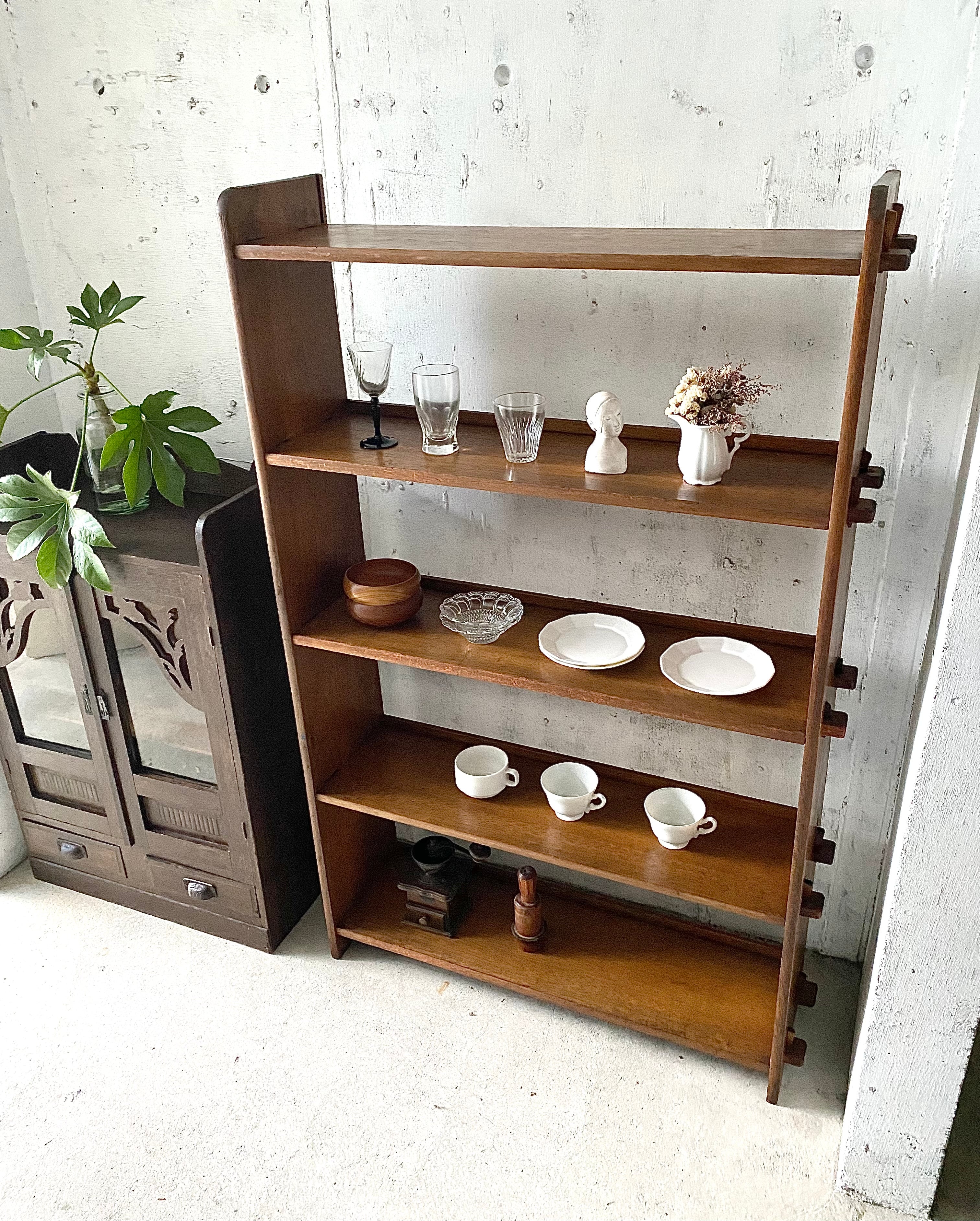 すっきりとした姿の楔棚[古家具] | giraffes craft